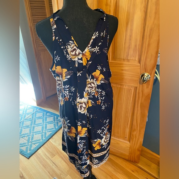 Halter style Dress. Long ties behind neck ,  size XL - Picture 3 of 10